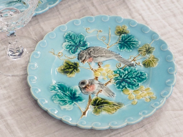 7 assiettes au décor oiseaux en barbotine SARREGUEMINES