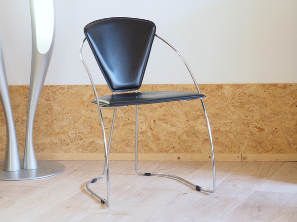 Chaise LINDA en métal et cuir de ARRBEN