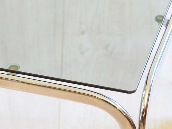 Paire de petites tables d'appoint en verre fumé vintage