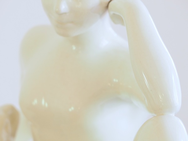 Faïence craquelée La femme au lévrier de L. FRANCOIS