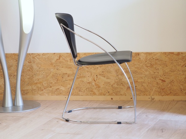 Chaise LINDA en métal et cuir de ARRBEN