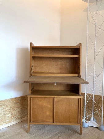 Secrétaire en chêne des années 50 avec portes coulissantes