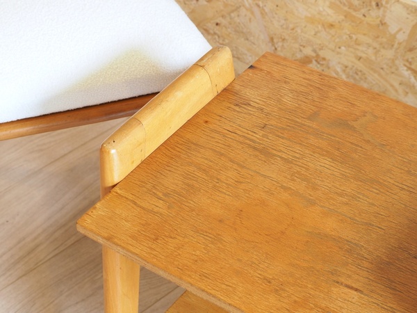 Chevet ou table d'appoint avec pieds compas.