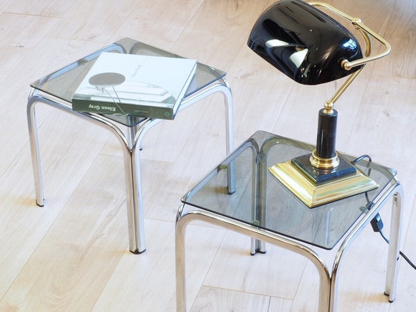Paire de petites tables d'appoint en verre fumé vintage