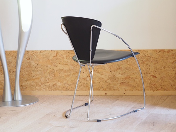 Chaise LINDA en métal et cuir de ARRBEN