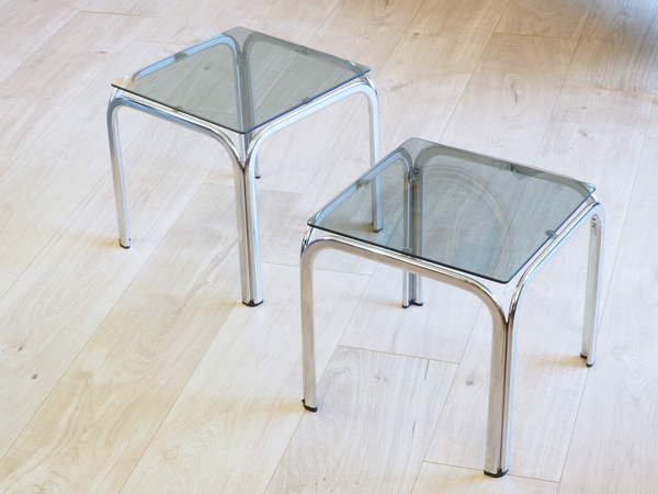 Paire de petites tables d'appoint en verre fumé vintage