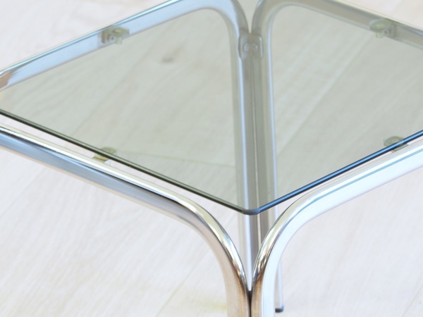 Paire de petites tables d'appoint en verre fumé vintage