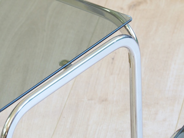 Paire de petites tables d'appoint en verre fumé vintage